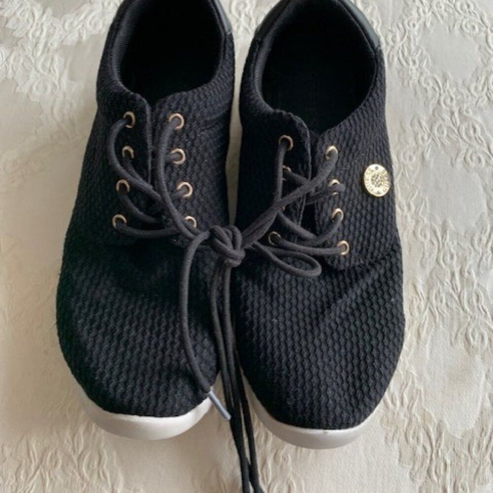GUESS WOMENS SNEAKERS (US 7)